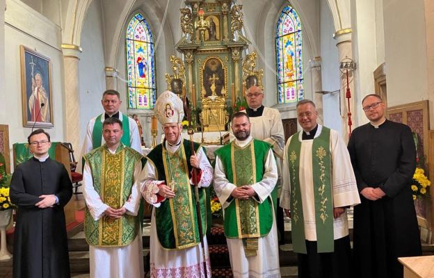 Bp Ignacy wraz jubilatem i kapłanami z dekanatu Bielawa