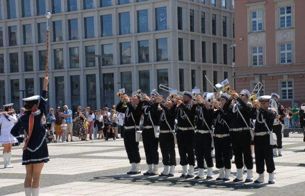Pokaz musztry paradnej na Placu Nowy Targ