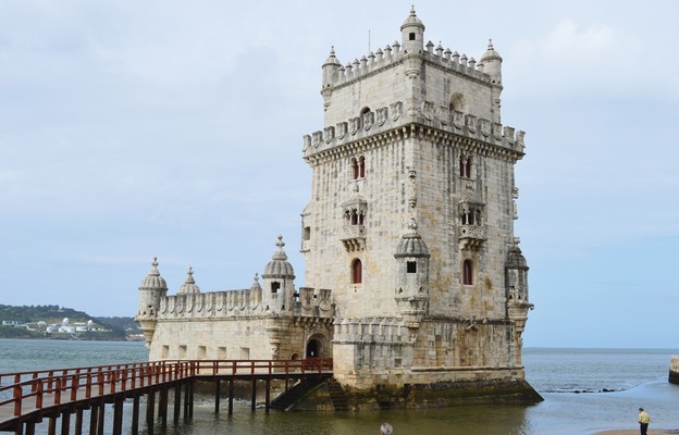 Torre de Belém stoi niedaleko ujścia rzeki Tag do Atlantyku