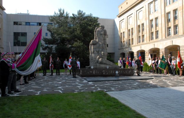 Przy pomniku wartę honorową pełniły poczty sztandarowe wszystkich wrocławskich uczelni, a rektorzy, władze miasta i województwa składali kwiaty.