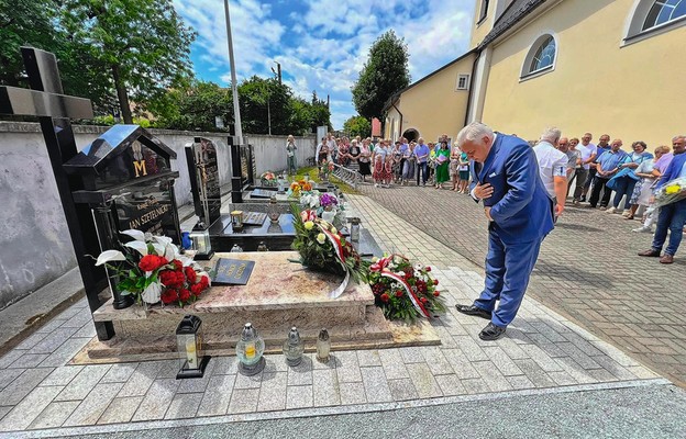 Wicewojewoda Bogusław Szpytma przed grobem ks. prał. Jana Szetelnickiego