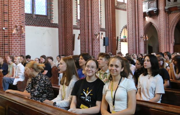 Podczas Eucharystii na 30. Salwatoriańskim Forum Młodych w Dobroszycach