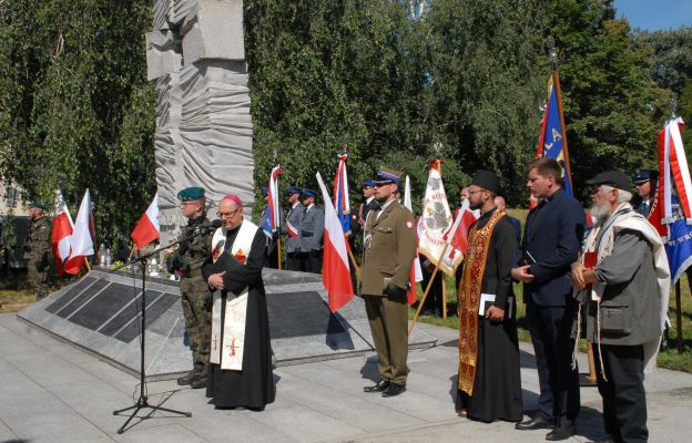 Modlitwa ekumeniczna przy pomniku ofiar ludobójstwa.