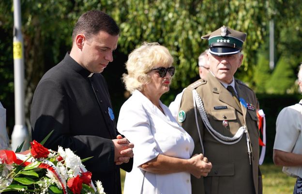 Ks. Krystian Stasiak podczas uroczystości na cmentarzu przy ul Słowiańskiej