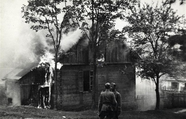 Niemieccy policjanci w płonącym Michniowie. 12 lipca 1943