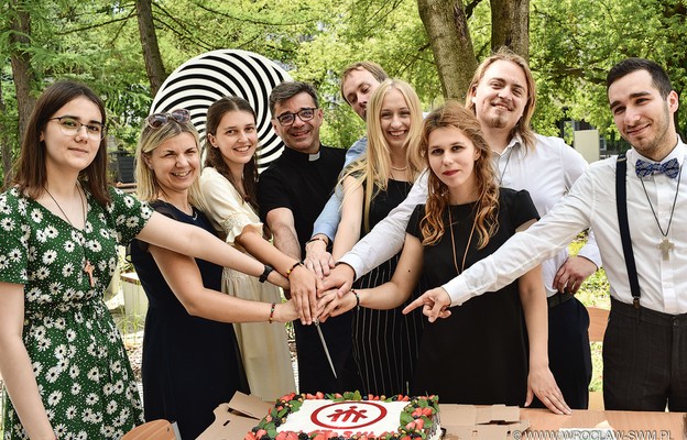 Młodzi wolontariusze z ks. Babiakiem podczas świętowania jubileuszu 15-lecia 
SWM Wrocław