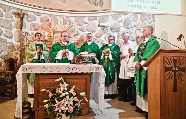 Podczas Mszy św. dziękczynno-pożegnalnej ks. kan. R. Rozdeby (pierwszy z prawej)