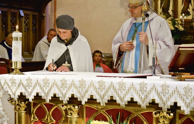 Po złożeniu ślubów s. Danuta w obecności biskupa podpisała stosowne dokumenty