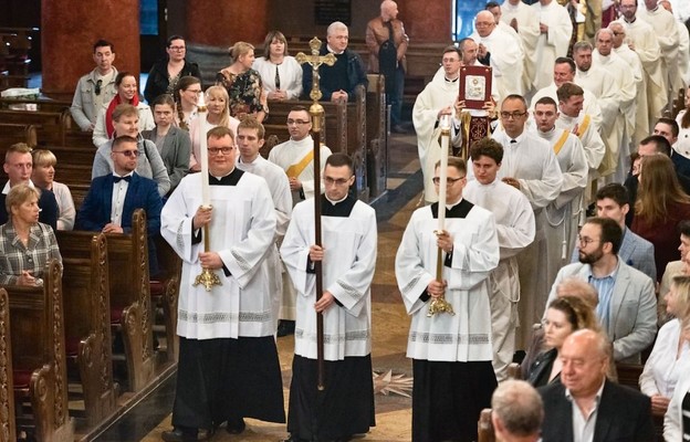 Klerycy podczas liturgii w sosnowieckiej bazylice katedralnej