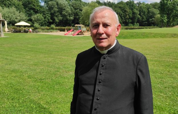 Ks. kan. Franciszek Skwarek urodził się 7 grudnia 1948 roku w Siedlcach koło Oławy