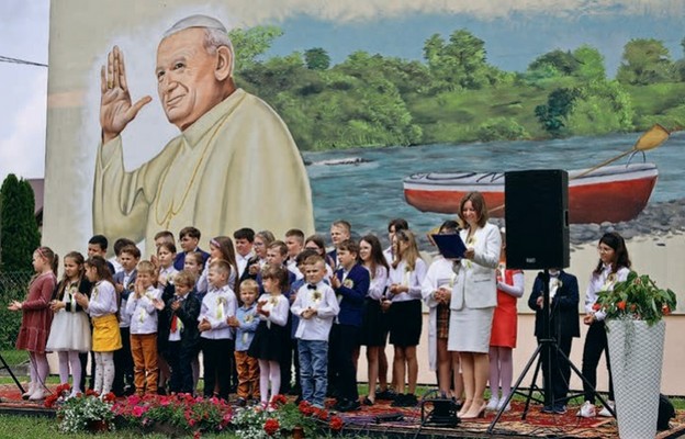 Mural św. Jana Pawła II ma dzisiaj ogromne znaczenie dla wszystkich, a szczególnie dla młodego pokolenia – podkreśliła dyrektor Agata Wydrzyńska-Lach