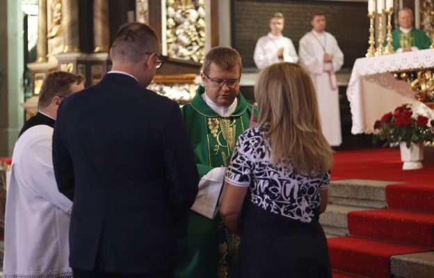 Każda nowa droga życiowa jest niewątpliwie dużym wyzwaniem. Jako wspólnota parafialna prosimy o zaufanie i zapewniamy o swojej modlitwie i wsparciu - mówił Paweł Żuraw, przedstawiciel Rady Parafialnej.