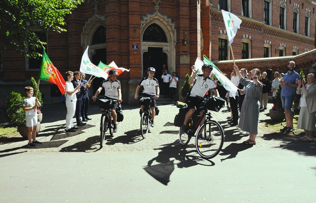 Z Polski do Lizbony ruszyło wiele grup rowerzystów. Ekipa z Małopolski ma na koszukach logo 