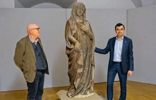 Dyrektor Muzeum Archeologiczno-Historycznego w Głogowie dr Waldemar Hass oraz Prezydent Głogowa Rafael Rokaszewicz przy posągu księżnej głogowskiej Salomei