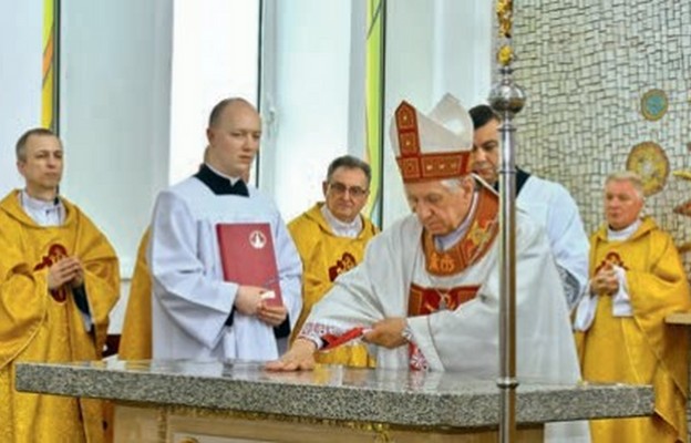 Arcybiskup Andrzej Dzięga dokonuje konsekracji ołtarza