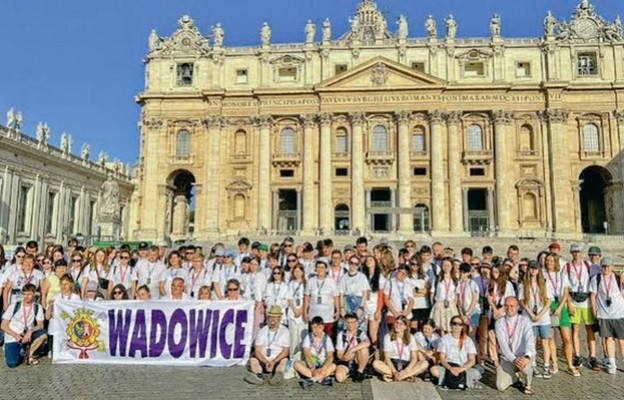Pielgrzymi przed bazyliką św. Piotra w Rzymie