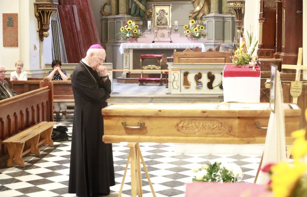 Przed Mszą świętą przez dłużną chwilę bp Ignacy Dec modlił się przy trumnie zmarłego kapłana
