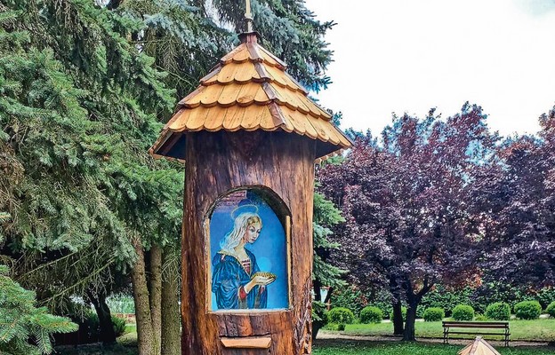Kapliczka stoi przy skwerze ks. Jana Dzierżona, nazywanego „ojcem współczesnego pszczelarstwa”