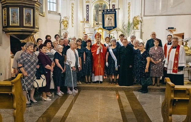 Legioniści Maryi, kapłani wraz z bp. Marianem Rojkiem