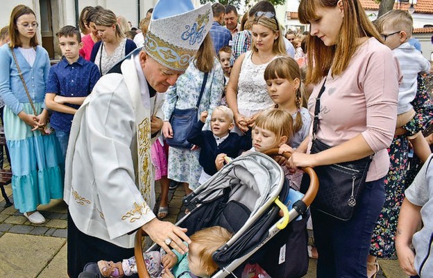 Bp Jan Sobiło pobłogosławił dzieci