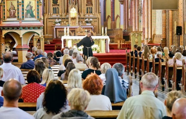 Modlitewne spotkanie przyciągnęło wiele osób, także spoza bielawskiej parafii