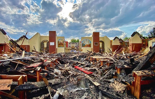 Stan kościoła po rozbiórce spalonego dachu