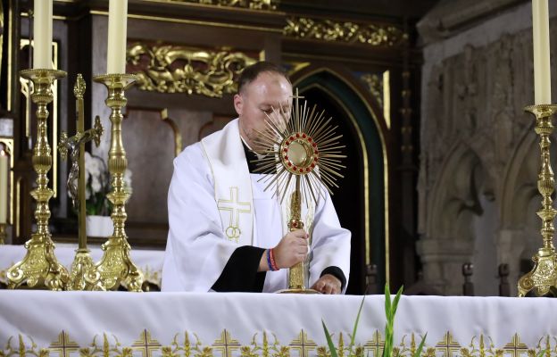 Ks. Mateusz Kulig podczas wystawienia Najświętszego Sakramentu