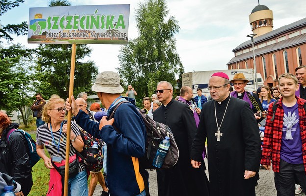 Biskup Henryk Wejman pobłogosławił pielgrzymów na drogę