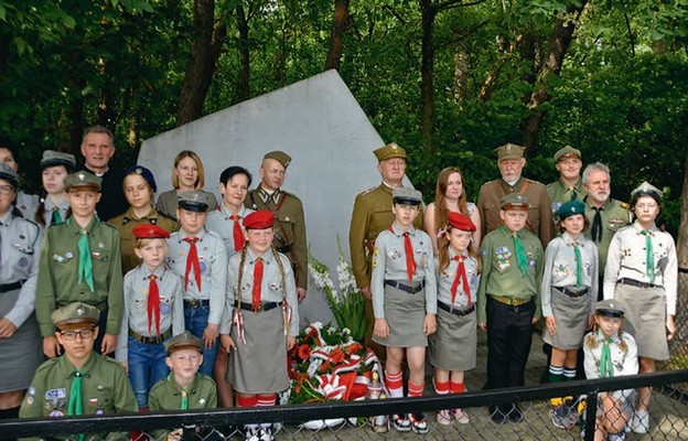 Przed pomnikiem upamiętniającym ofiary niemiekich zbrodni w Lesie Wełeckim