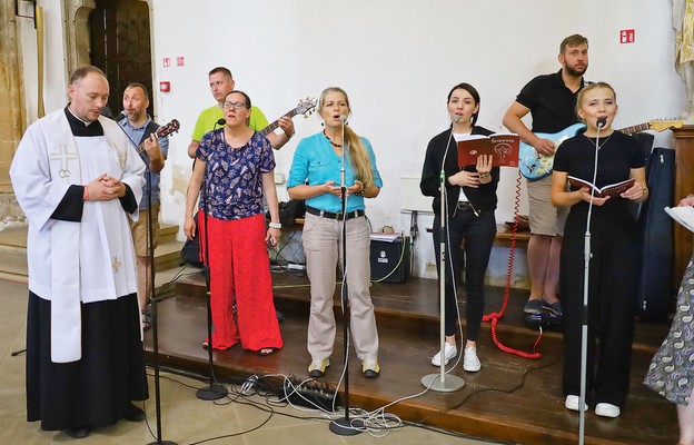 Muzyczne uwielbienie podczas spotkania w strzegomskiej bazylice