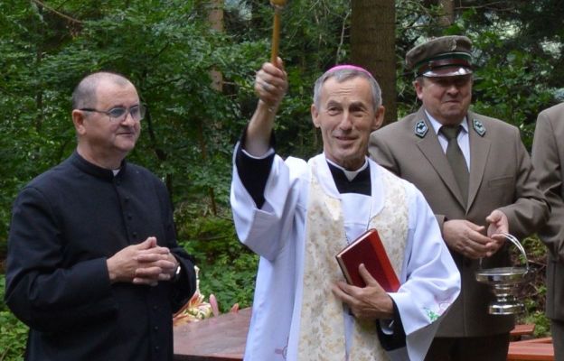Bp Stanisław Salaterski, w obecności ks. prałata Franciszka Niemca,  dokonał poświęcenia krzyża cmentarnego i obelisku pamiątkowego na Czerszli