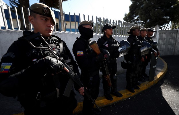 Funkcjonariusze policji stoją na straży w kostnicy, do której przywieziono ciało ekwadorskiego kandydata na prezydenta Fernando Villavicencio.