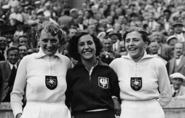Maria Kwaśniewska (w środku) wraz z Tilly Fleischer i Luise Krüger dwiema rywalkami konkursu rzutu oszczepem na IO 1936,