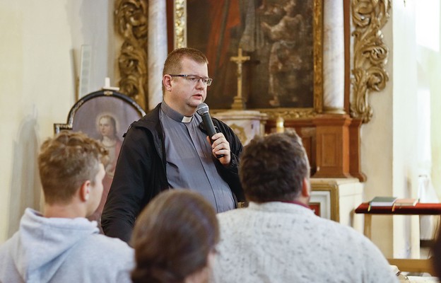 Ks. Marcin Gęsikowski po spotkaniu opowiadał o znajdujących się w świątyni zabytkach