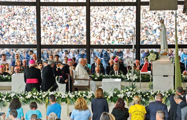 Papież Franciszek w Kaplicy Objawień w Fatimie