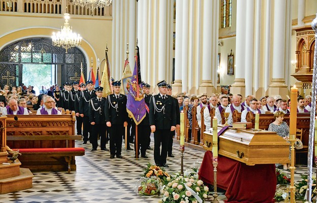 Przy trumnie śp. księdza prałata w kościele w Sadownem