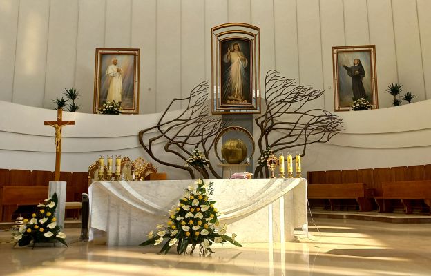 Na ołtarzu konsekrowanym przez św. Jana Pawła II   są relikwie św. Jana Pawła II, św. S. Faustyny i bł. O. Jana Beyzyma SJ.