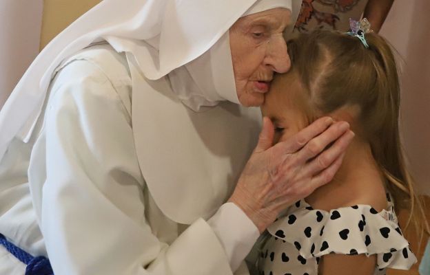 Siostra Maria Augusta odbiera życzenia od najmłodszych z rodu Cichoszów