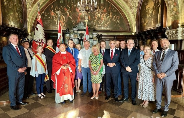 Kardynał nominat Grzegorz Ryś z papianickimi pielgrzymami