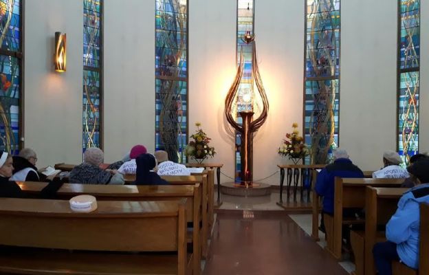 Białe kamizelki z napisem „Apostolat Ratunku Konającym” są znakiem  zanoszonej w Kaplicy Wieczystej Adoracji modlitwy