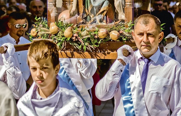 Procesja z figurą Matki Bożej Bolesnej