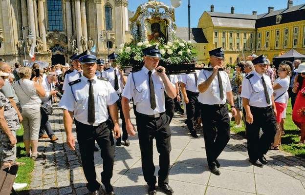 Uroczystościom odpustowym towarzyszyła procesja z Ikoną Matki Bożej Łaskawej