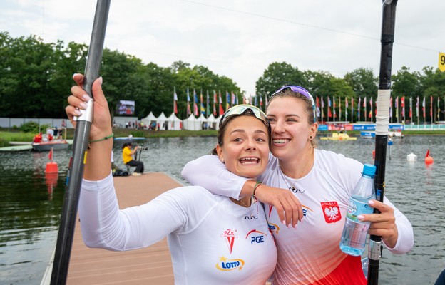Polki Martyna Klatt i Helena Wiśniewska po wygraniu finałowego wyścigu na dystansie 200 m