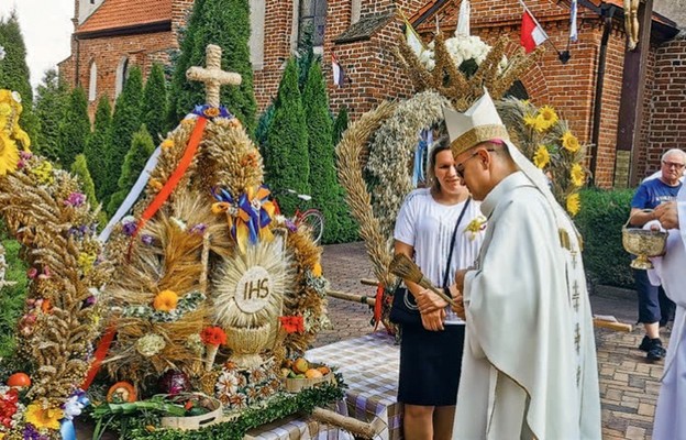 Biskup Śmigiel podkreślił, że świętowanie zakończenia prac rolnych jest nieodłącznym elementem rolniczego życia