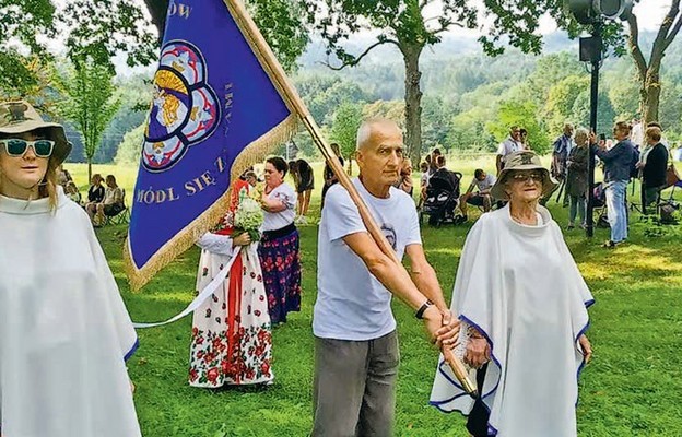 Sztandar Apostolatu Margaretka na kalwaryjskich dróżkach