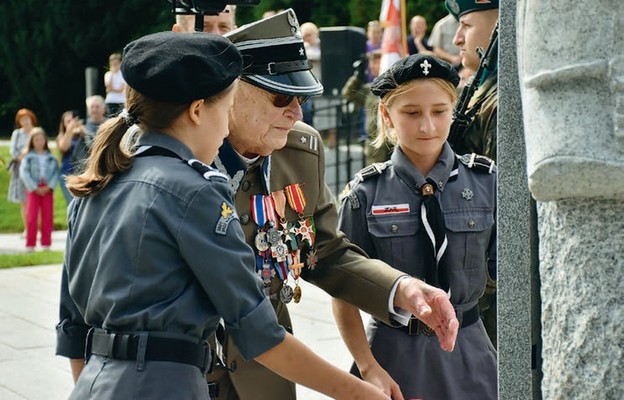 Mjr Alfred Daszkiewicz odsłania pomnik i tablicę pamiątkową