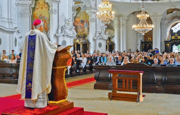 Biskup legnicki podczas modlitwy z katechetami w Krzeszowie