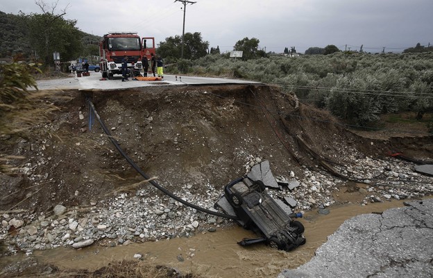 Grecja/ Władze: cztery ofiary śmiertelne powodzi, trzy wioski odcięte od świata