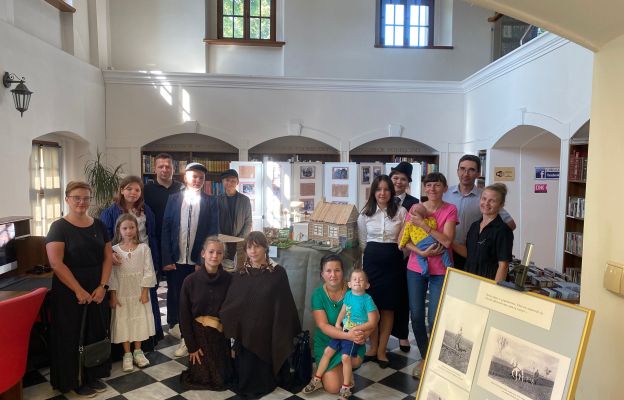Na wystawie jest zaprezentowana bardzo bogata wystawa fotograficzna rodziny z Markowej, oraz makiety, które uczniowie stworzyli z 16 na 17 czerwca w szkole w czasie tzw. „Nocy z Ulmami”
