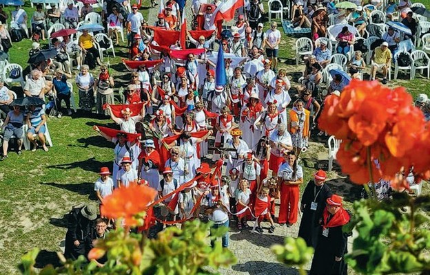 Pielgrzymi wchodzący na Jasną Górę